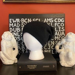 Pair of slouchy hats black and tan